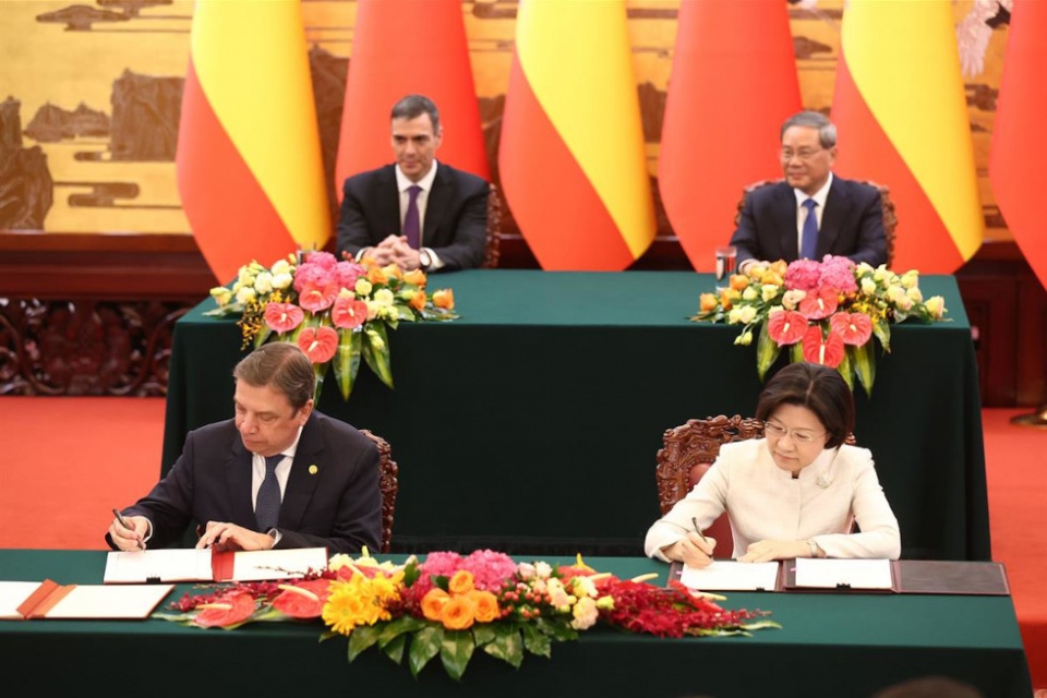 El ministro de Agricultura, Pesca y Alimentación, Luis Planas, y la ministra de la Administración General de Aduanas de China, Sun Meijun, en la firma de acuerdos. (Pool Moncloa/Fernando Calvo) El ministro de Agricultura, Pesca y Alimentación, Luis Planas, y la ministra de la Administración General de Aduanas de China, Sun Meijun, en la firma de acuerdos. (Pool Moncloa/Fernando Calvo)