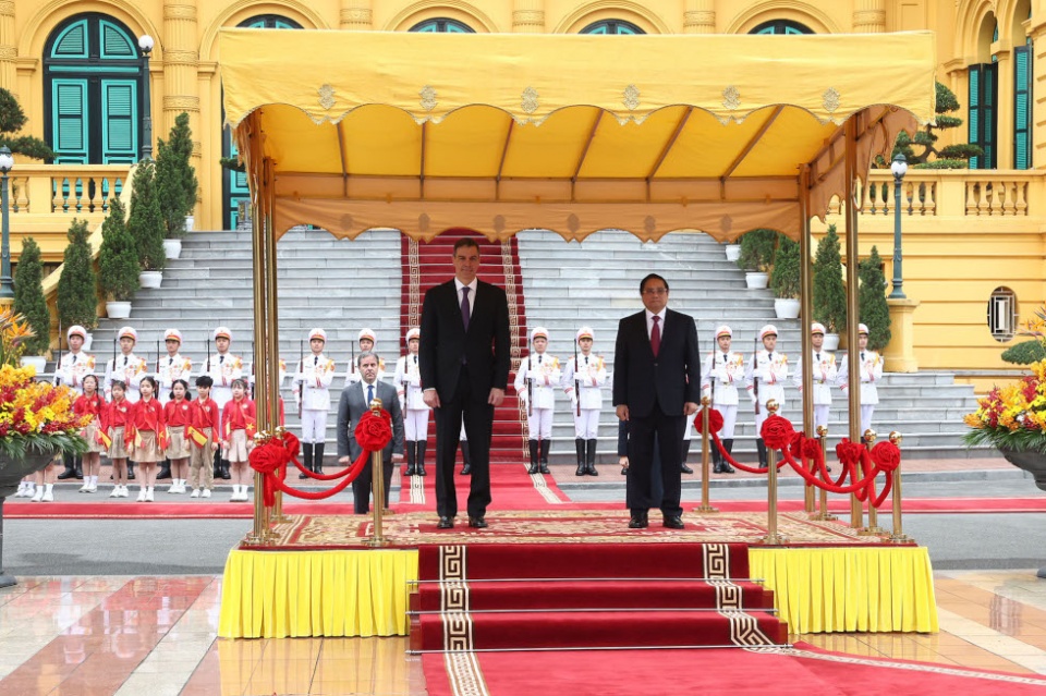 El presidente del Gobierno, Pedro Sánchez, y el primer ministro de Vietnam, Pham Minh Chinh, durante la ceremonia oficial de bienvenida en el Palacio Presidencial. | Pool Moncloa/Fernando Calvo El presidente del Gobierno, Pedro Sánchez, y el primer ministro de Vietnam, Pham Minh Chinh, durante la ceremonia oficial de bienvenida en el Palacio Presidencial. | Pool Moncloa/Fernando Calvo