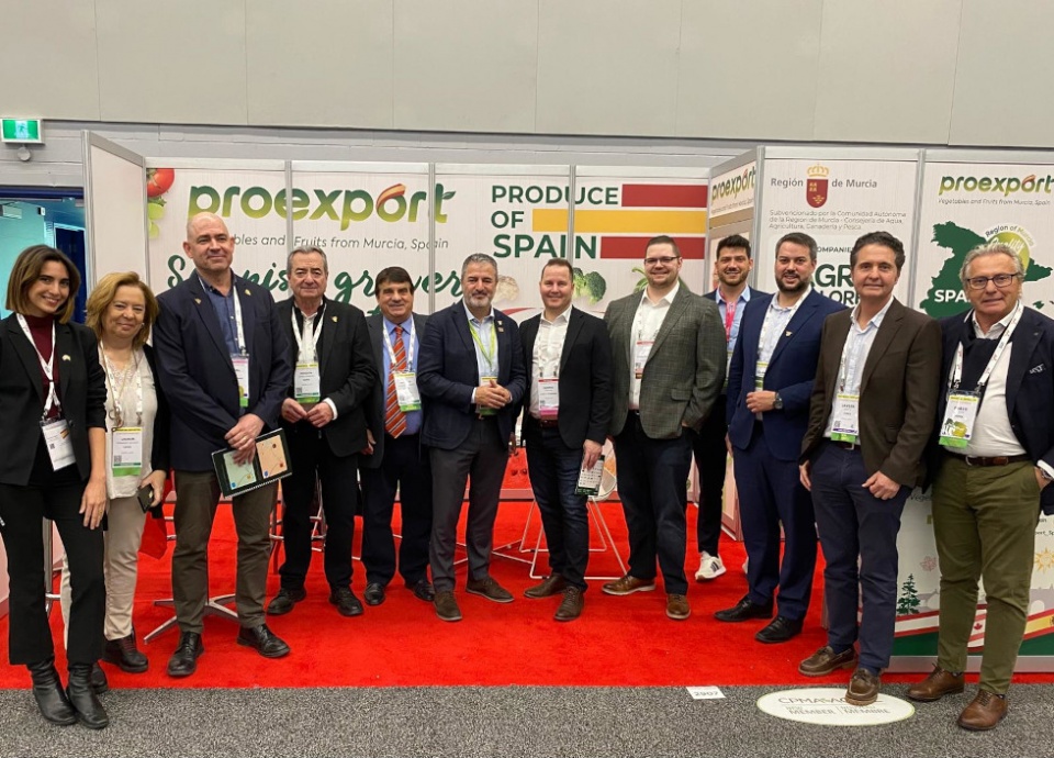 La delegacion murciana, junto a directivos del supermercado canadiense Loblaws.