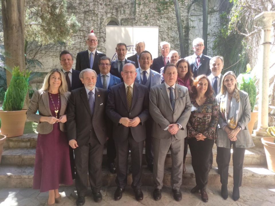 El presidente del Consejo Andaluz de C&aacute;maras, Javier S&aacute;nchez Rojas, mantiene un encuentro con representantes de esta asociaci&oacute;n y de la Academia de la Diplomacia.