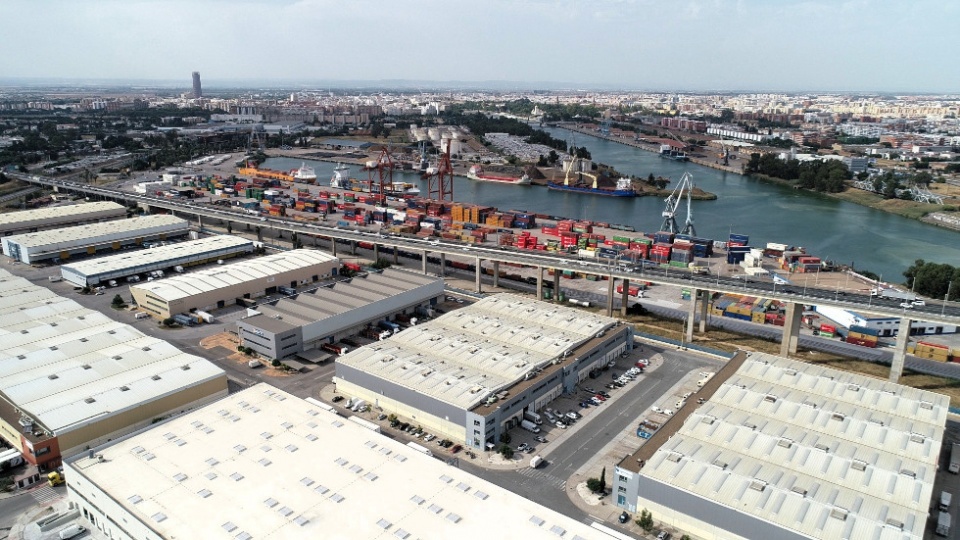 Imagen a&eacute;rea de la Zona de Actividades Log&iacute;sticas del Puerto de Sevilla.