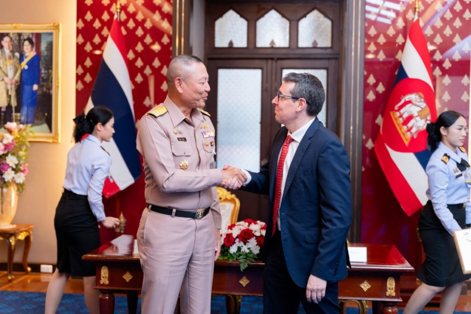 Almirante Jefe de la Marina Tailandesa, Jirapol Wongwit y Director comercial de Navantia, José Manuel Mondéjar. Almirante Jefe de la Marina Tailandesa, Jirapol Wongwit y Director comercial de Navantia, José Manuel Mondéjar.