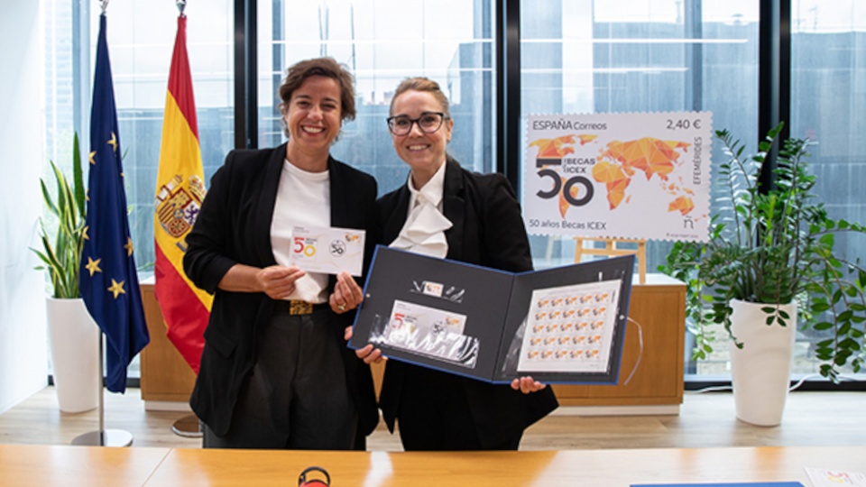 Al acto de presentaci&oacute;n han asistido la consejera delegada de ICEX, Elisa Carbonell, y la directora de Filatelia y Relaciones Institucionales de Correos, Nuria Lera.