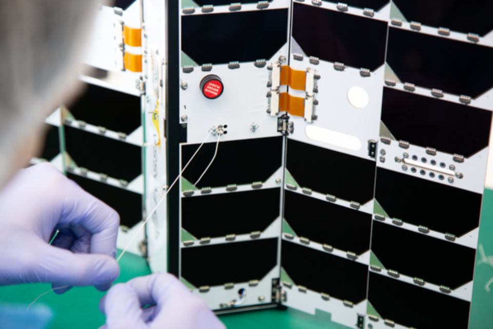 Nanosatélite 3U de FOSSA Systems. Nanosatélite 3U de FOSSA Systems.