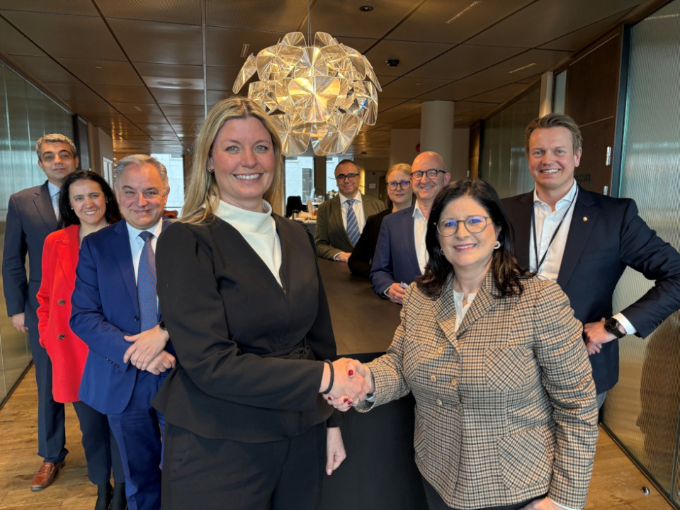 Lena Mariann Ulveraker, vicepresidenta sénior de Sistemas Navales de Kongsberg Defence & Aerospace AS, y Ana Belén Buendía, directora de la Unidad de Negocio Naval de Indra. Lena Mariann Ulveraker, vicepresidenta sénior de Sistemas Navales de Kongsberg Defence & Aerospace AS, y Ana Belén Buendía, directora de la Unidad de Negocio Naval de Indra.