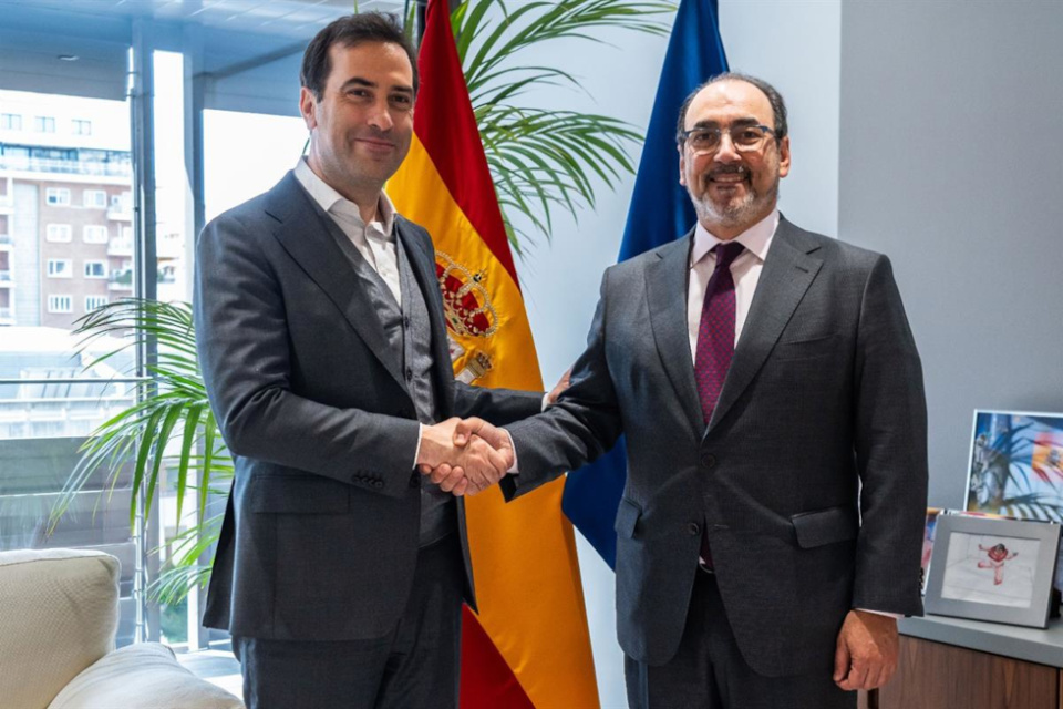 El vicepresidente primero y ministro de Econom&iacute;a, Comercio y Empresa, Carlos Cuerpo, y el presidente ejecutivo de CAF - Banco de Desarrollo de Am&eacute;rica Latina y el Caribe, Sergio D&iacute;az-Granados. (Imagen: La Moncloa)