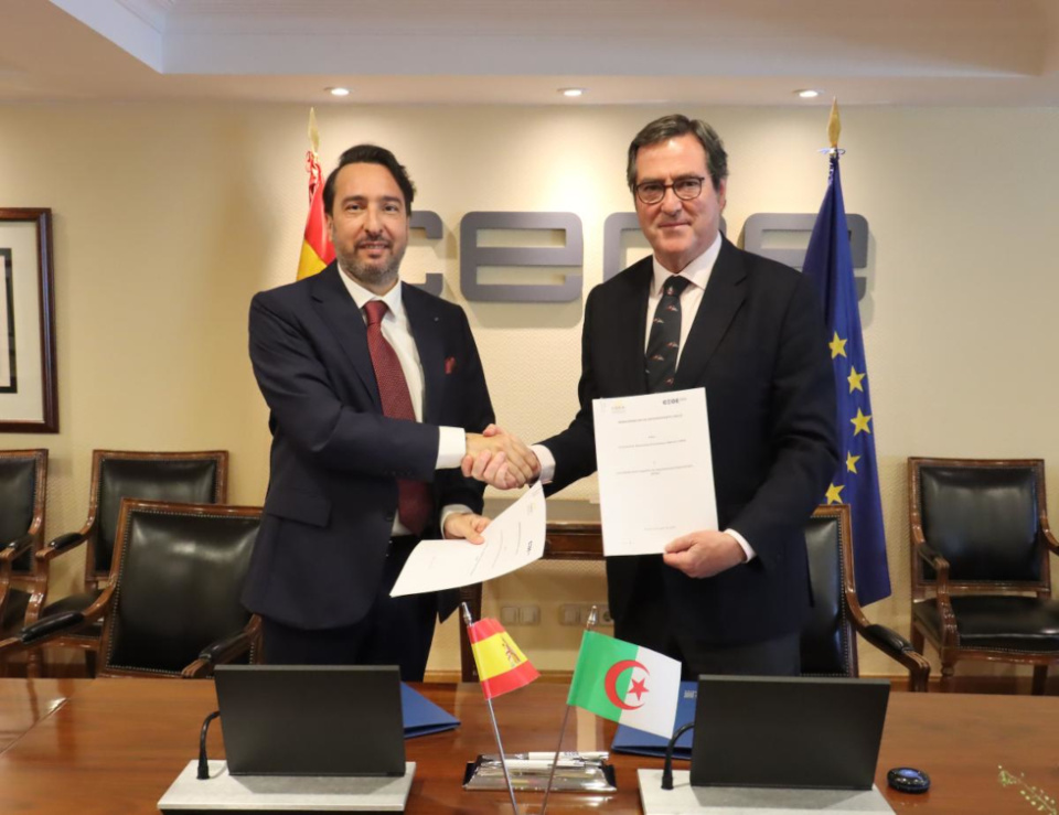 Antonio Garamendi, presidente de CEOE, y Kamel Moula, presidente de CREA tras la firma del Memorando de entendimiento (Imagen: CEOE).