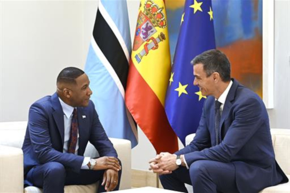 El presidente del Gobierno, Pedro S&aacute;nchez, recibe al presidente de la Rep&uacute;blica de Botsuana, Duma Gideon Boko. | Pool Moncloa