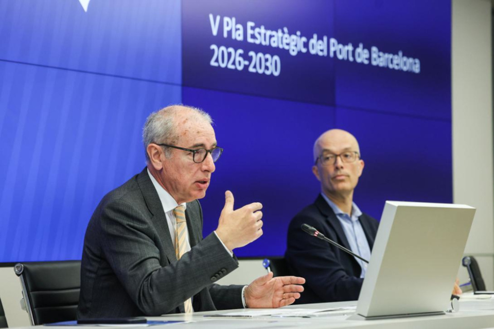 El presidente del Port de Barcelona, José Alberto Carbonell, y el jefe de Estrategia del Port de Barcelona, Jordi Torrent, en el acto de presentación del V Plan Estratégico. El presidente del Port de Barcelona, José Alberto Carbonell, y el jefe de Estrategia del Port de Barcelona, Jordi Torrent, en el acto de presentación del V Plan Estratégico.