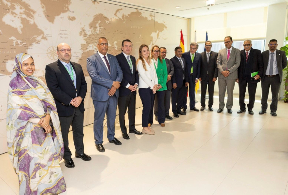 La delegaci&oacute;n, presidida por el Ministro de Equipamiento y Transporte, Ely El Veirik, fue recibida en las instalaciones de Binter.
