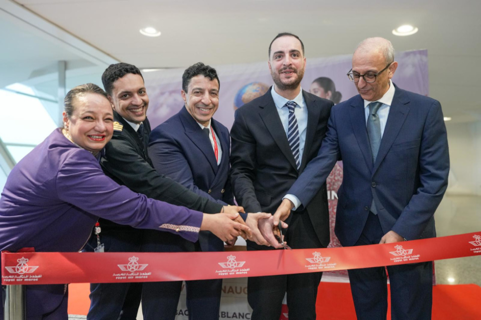 Habib Skiredj, Regional Manager para la Peninsula Ibérica de Royal Air Maroc; y Mohammed Yebari, Cónsul General del Reino de Marruecos en Bilbao, con los miembros de la tripulación del primer vuelo Bilbao-Casablanca. Habib Skiredj, Regional Manager para la Peninsula Ibérica de Royal Air Maroc; y Mohammed Yebari, Cónsul General del Reino de Marruecos en Bilbao, con los miembros de la tripulación del primer vuelo Bilbao-Casablanca.