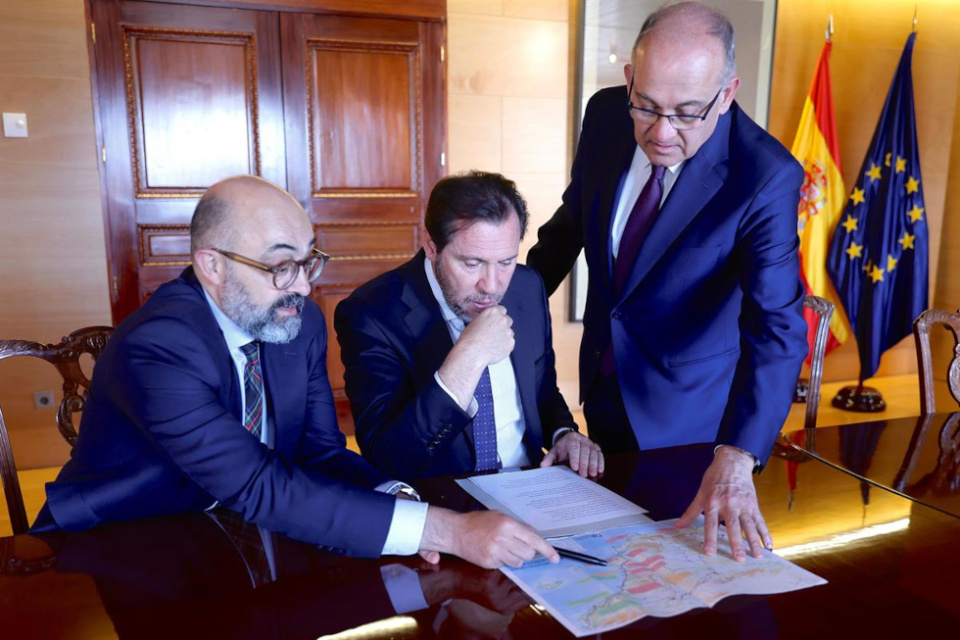 El ministro de Transportes y Movilidad Sostenible, &Oacute;scar Puente, durante la reuni&oacute;n con el nuevo Comisionado del Corredor Mediterr&aacute;neo, Joan Calabuig. (Foto: La Moncloa).