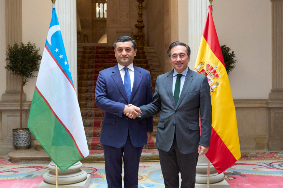 Albares recibe a su hom&oacute;logo de Uzbekist&aacute;n para impulsar la proyecci&oacute;n de Espa&ntilde;a en Asia Central (Imagen: Ministerio de Asuntos Exteriores, Uni&oacute;n Europea y Cooperaci&oacute;n).