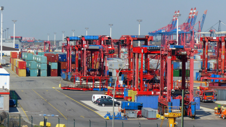 Las exportaciones españolas de bienes alcanzaron los 60.647 millones de euros hasta febrero de 2026, lo que confirma la fortaleza y resiliencia del sector exterior en un contexto internacional complejo. Las exportaciones españolas de bienes alcanzaron los 60.647 millones de euros hasta febrero de 2026, lo que confirma la fortaleza y resiliencia del sector exterior en un contexto internacional complejo.