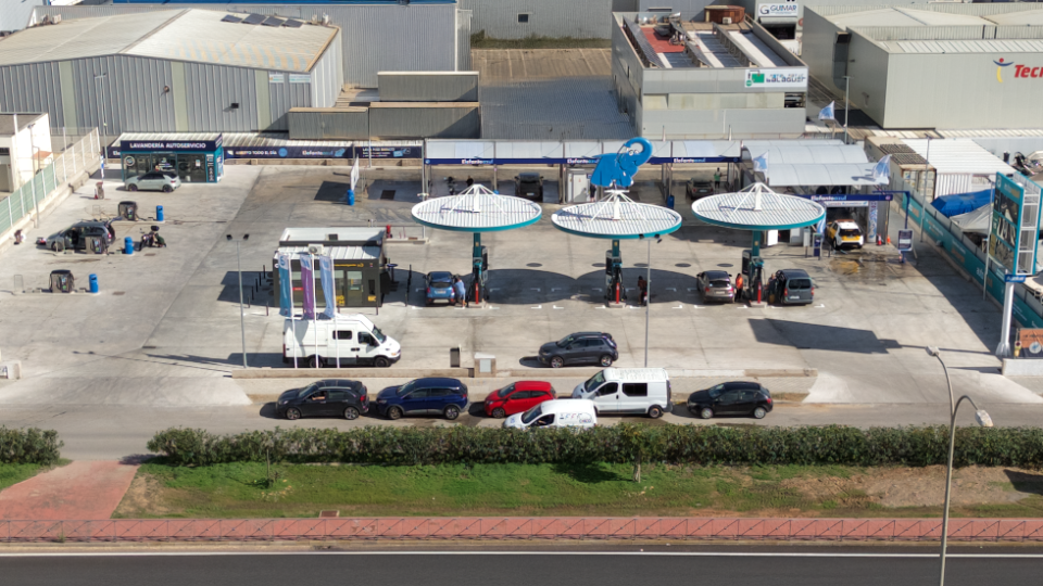 La estaci&oacute;n de Ibiza Sant Antoni abierta en abril de 2025 se ha convertido en la flagship del grupo.