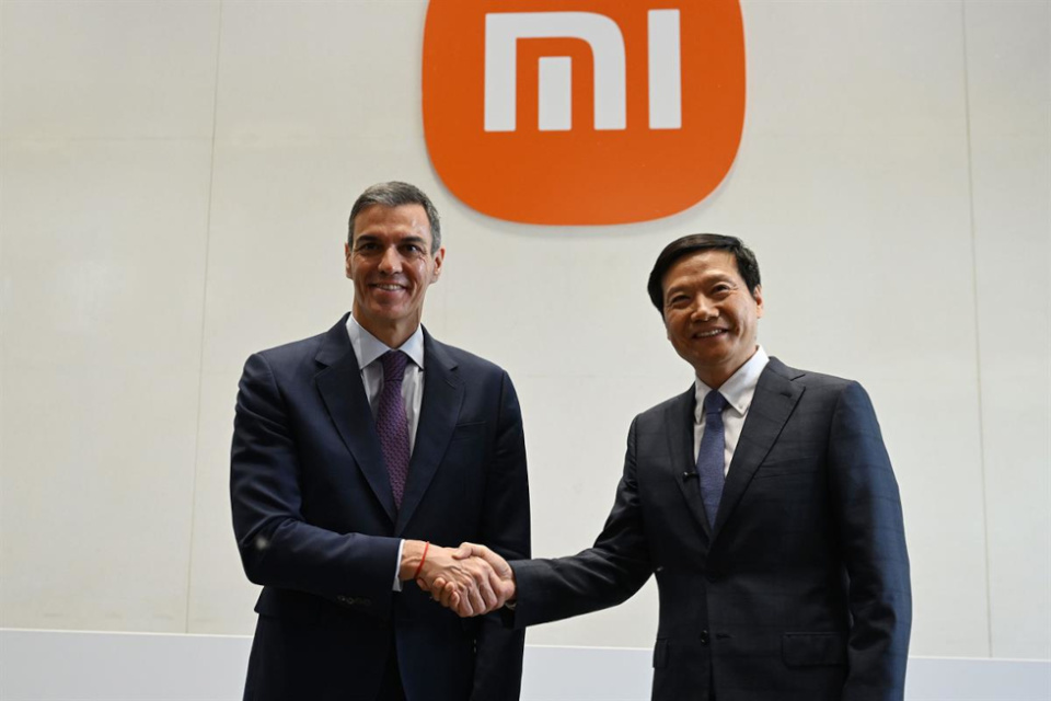 El presidente del Gobierno, Pedro Sánchez, saluda al fundador de Xiaomi, Lei Jun. (Foto: Pool Moncloa/Borja Puig de la Bellacasa. Campus Xiaomi, Pekín) El presidente del Gobierno, Pedro Sánchez, saluda al fundador de Xiaomi, Lei Jun. (Foto: Pool Moncloa/Borja Puig de la Bellacasa. Campus Xiaomi, Pekín)