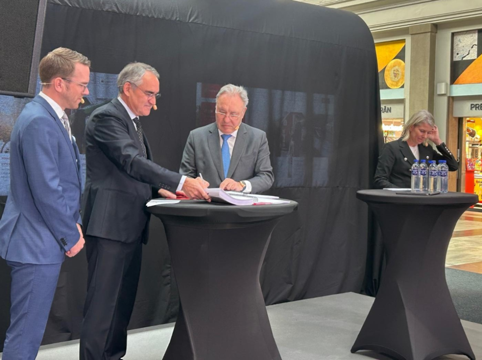 Acto de firma con&nbsp;el Ministro de Infraestructuras y Vivienda de Suecia, Andreas Carlson; el director general de Trafikverket, Roberto Maiorana y el presidente de Talgo, Jose Antonio Jainaga.