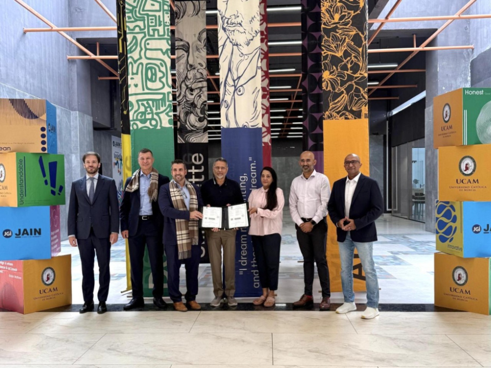 Representantes de la UCAM y JAIN University tras la firma del acuerdo en el campus de Bangalore. (Imagen: Universidad Cat&oacute;lica de Murcia)