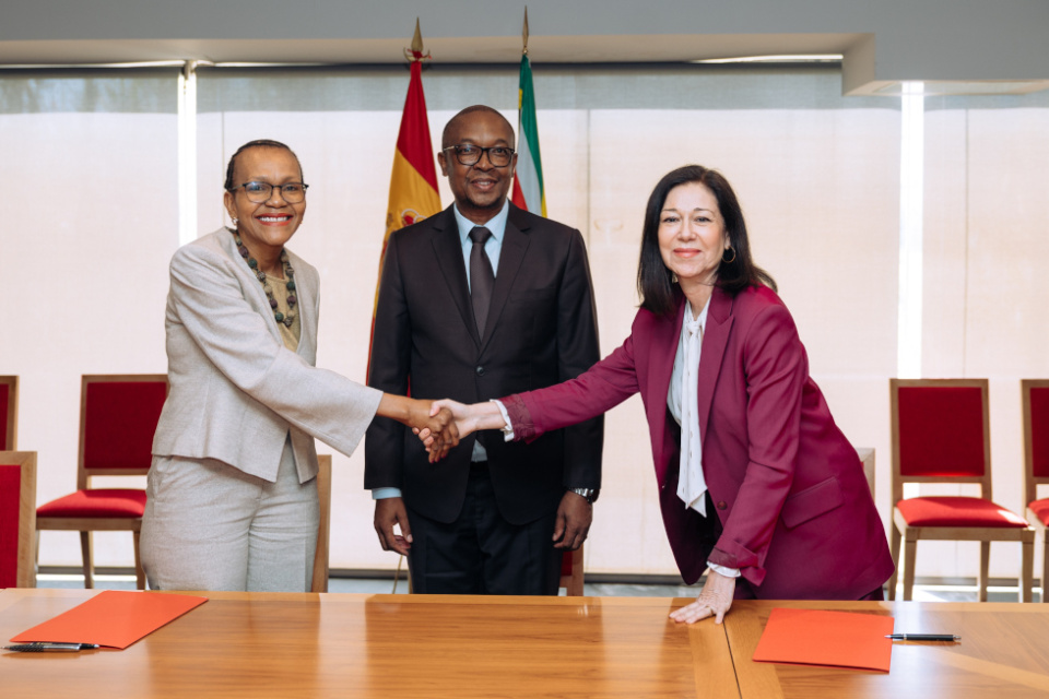 La presidenta y consejera delegada de COFIDES, &Aacute;ngela P&eacute;rez, y la consejera delegada de IDC, Mmakgoshi Lekhethe, que han firmado el memorando en presencia del ministro de Comercio, Industria y Competitividad de Sud&aacute;frica, Parks Tau.