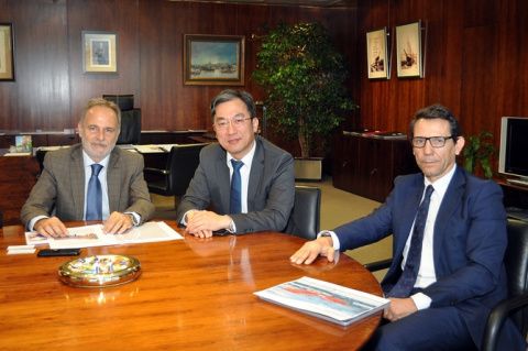 Salvador de la Encina recibi&oacute; a Sun Kai y El&iacute;as Garc&iacute;a.