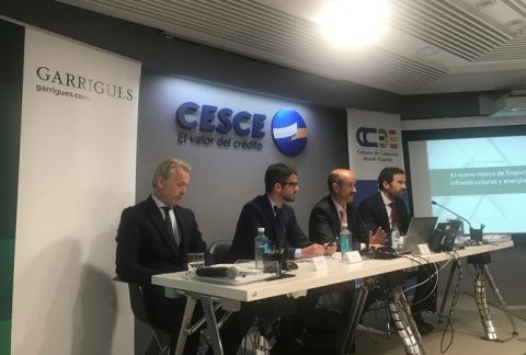 De izq. a dcha: Antonio Bulnes, socio de Garrigues, Tom&aacute;s Neiva, socio de NBF|A, despacho asociado a Garrigues, Javier del R&iacute;o, CEO de CFI y coordinador del Comit&eacute; de Financiaci&oacute;n de la CCBE y Emilio Rotondo, director financier