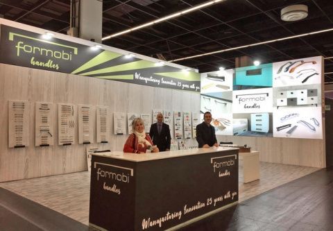 Los representantes de la empresa valenciana Formobi, tras la inauguraci&oacute;n del Sal&oacute;n Interzum 2019.