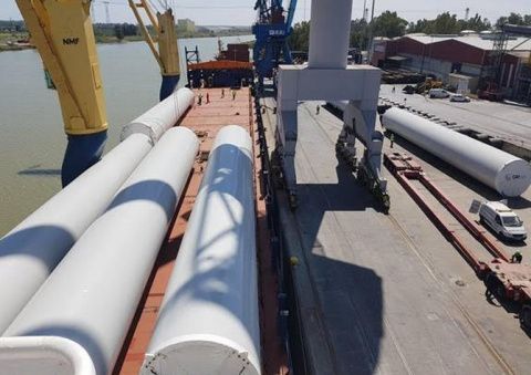 El puerto de Sevilla es un espacio estrat&eacute;gico para el movimiento de carga de proyecto.