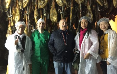 El grupo de profesionales pertenecientes a la televisi&oacute;n de Guangdong.