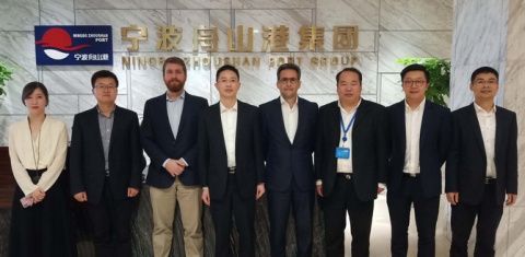 El jefe de divisi&oacute;n de Desarrollo de Negocio de la APBA, Nicol&aacute;s Mart&iacute;nez, y el Resp. comercial de la APBA, Jaime Palacios, con el Dir. del Centro de Formaci&oacute;n de Ningbo Zhoushan Port Group y Resp. de RRHH, Wang Jiancheng.