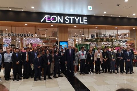 Con toda la delegacion UE en AEON.