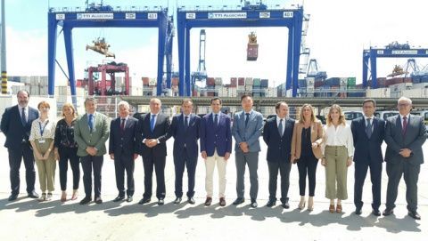El presidente de la Junta de Andaluc&iacute;a, Juan Manuel Moreno, ha visitado hoy el Puerto de Algeciras.