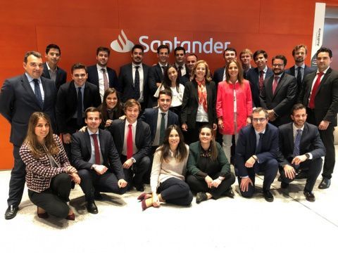 alumnos participantes junto a Bel&eacute;n D&iacute;az, directora acad&eacute;mica de SANFI y Pilar Zatara&iacute;n, directora de &aacute;rea de Auditor&iacute;a Interna de Banco Santander.