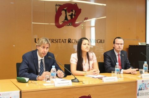 &Aacute;ngel Urquizu, Susana Wong Chang y Alejandro Arola, durante la Jornada sobre econom&iacute;a digital y aduanas.