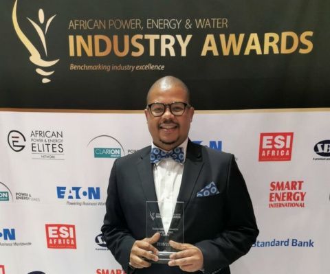 El director regional de SENER en Sud&aacute;frica, Siyabonga Mbanjwa, con el premio Africa Utility Week.