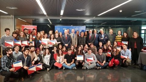 Foto de familia de los becarios.