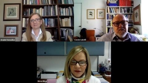Anabel Gonz&aacute;lez (arriba, izq.) y Cassio Luiselli (arriba, der.), fue moderado por la Directora del medio digital CrHoy de Costa Rica, Silvia Ulloa.