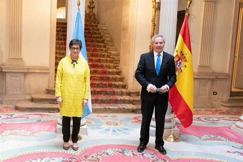 Arancha González Laya, ha celebrado un desayuno de trabajo, en el Palacio de Viana, con su homólogo argentino, Felipe Carlos Solá. Arancha González Laya, ha celebrado un desayuno de trabajo, en el Palacio de Viana, con su homólogo argentino, Felipe Carlos Solá.