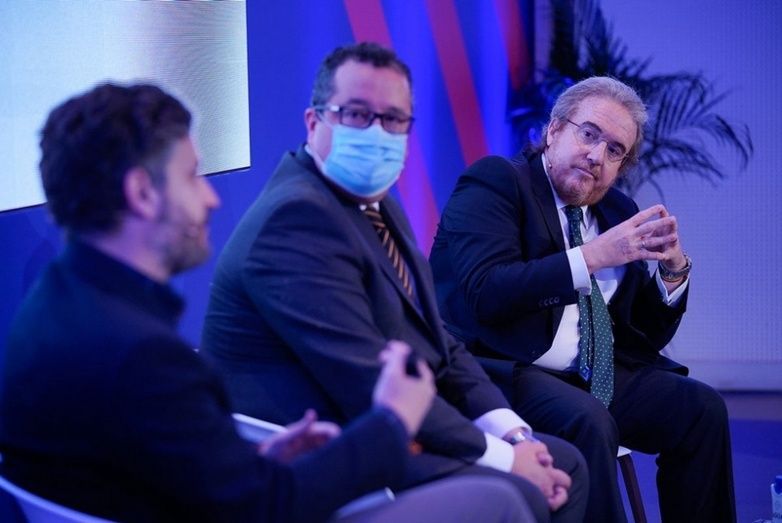 Pedro Mart&iacute;n Molina (derecha), CEO de Mart&iacute;n Molina Abogados y Economistas, moderado la primera mesa de debate centrada en la reestructuraci&oacute;n y refinanciaci&oacute;n de las empresas.