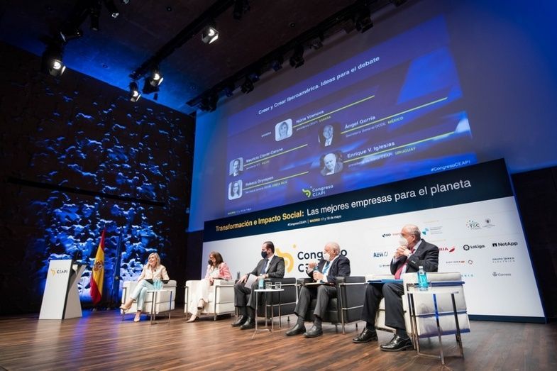 La primera mesa del Congreso, ‘Creer y Crear Iberoamérica. Ideas para el debate’. La primera mesa del Congreso, ‘Creer y Crear Iberoamérica. Ideas para el debate’.