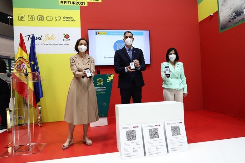Reyes Maroto, Pedro S&aacute;nchez y Carolina Darias durante la presentaci&oacute;n del Certificado.