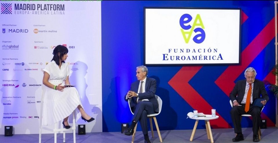 De izq. a derecha, Ram&oacute;n Ja&uacute;regui (Fundaci&oacute;n Euroam&eacute;rica) y Germ&aacute;n R&iacute;os (IE University), charlando sobre las oportunidades y potencial de Am&eacute;rica Latina, Madrid Platform.