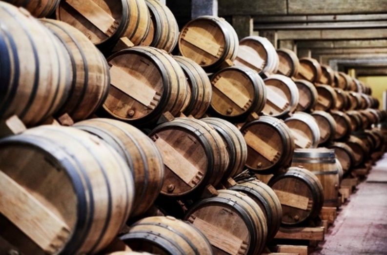 Barricas en una bodega de Rioja.