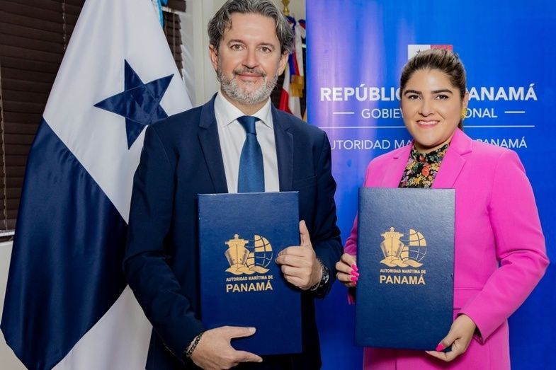 Elvia Bustavino, Secretaria General de la Autoridad Mar&iacute;tima de Panam&aacute;, junto a Miguel Gar&iacute;n, Director de Desarrollo de Negocio Internacional de la Fundaci&oacute;n Valenciaport.