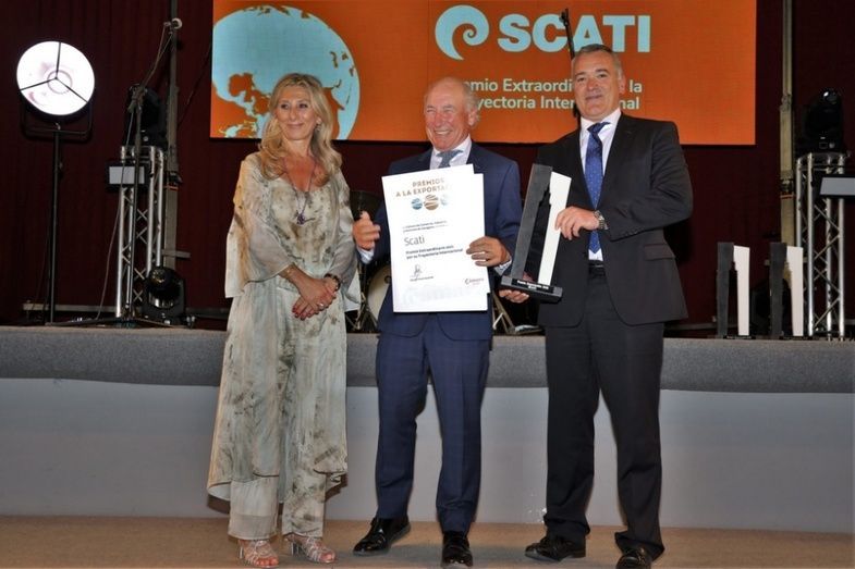 La entrega del Premio a Scati.