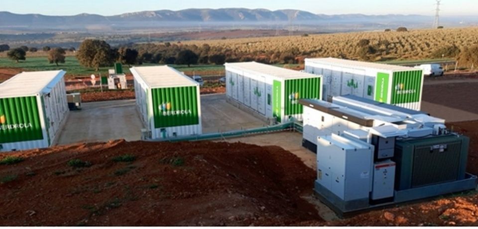 Vista de la Power Station y los contenedores de bater&iacute;as suministrados por Ingeteam en Puertollano.
