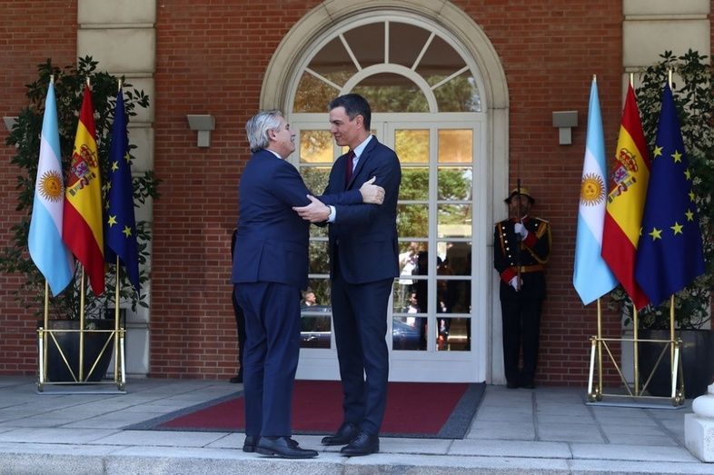 El presidente del Gobierno, Pedro S&aacute;nchez, ha recibido en La Moncloa al presidente de la Rep&uacute;blica Argentina, Alberto Fern&aacute;ndez (Imagen: La Moncloa).