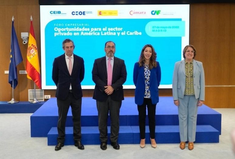 Participantes en el foro en CEOE con el presidente ejecutivo de CAF.
