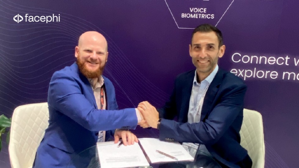Eric de La Goublaye de Menorval, CTO de Qashio, y Enrico Montagnino, General Manager de Facephi EMEA, sellan el acuerdo durante la celebraci&oacute;n de la feria Seamless de Dubai.