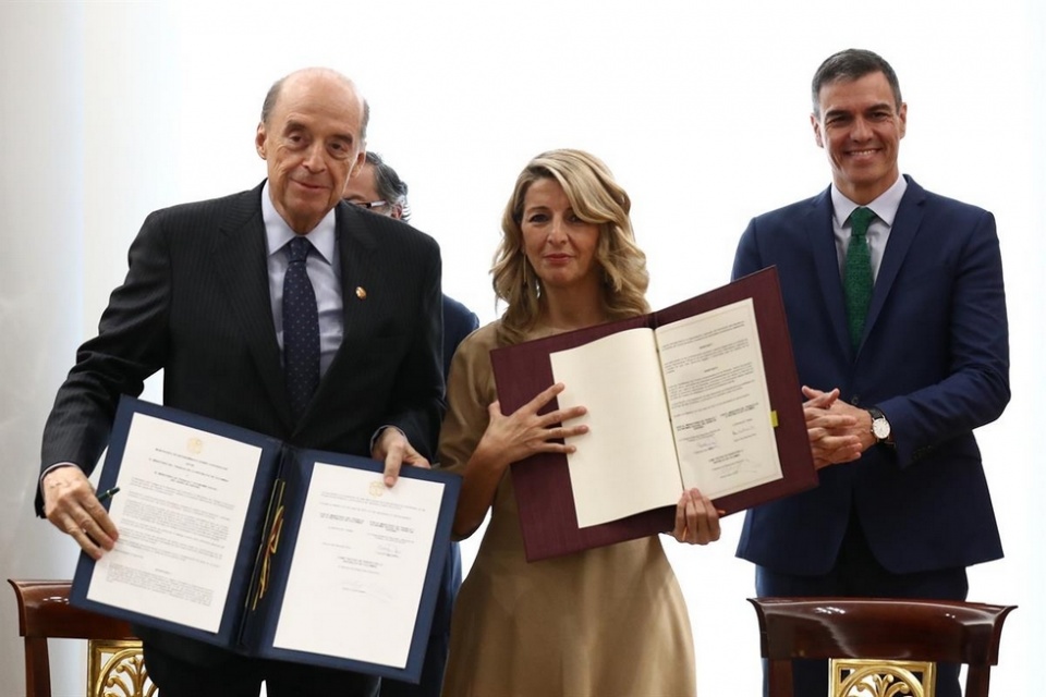 La vicepresidenta segunda y ministra de Trabajo y Econom&iacute;a Social, Yolanda D&iacute;az, y el canciller colombiano &Aacute;lvaro Leyva Dur&aacute;n. | Pool Moncloa / Fernando Calvo