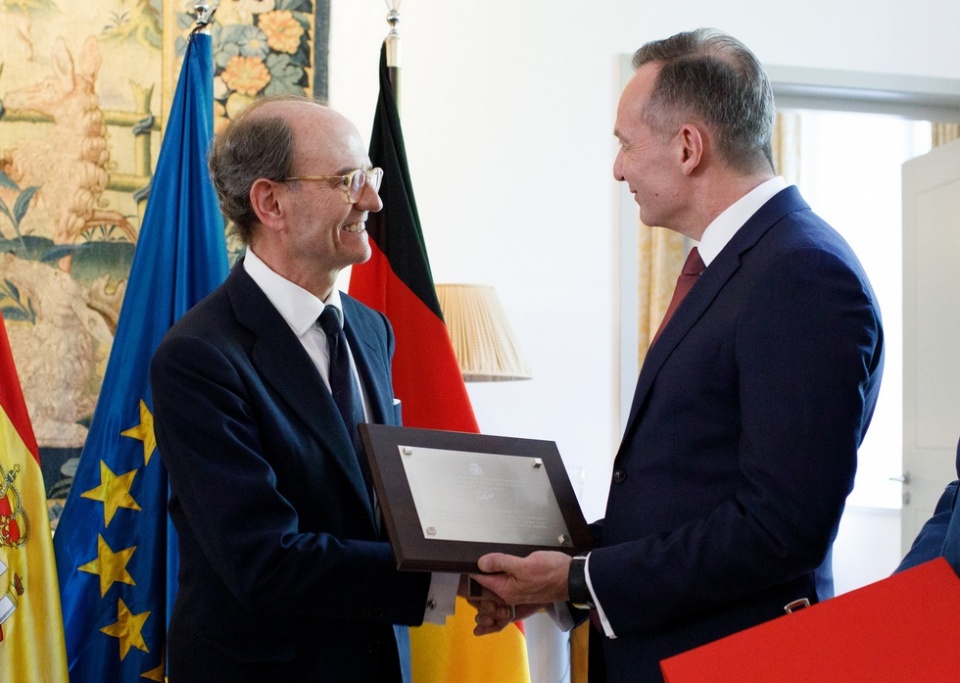 El ministro de Digitalizaci&oacute;n y Transporte de Alemania ha entregado hoy el galard&oacute;n a Carlos Palacio en Berl&iacute;n